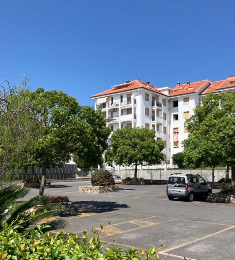 Aria Luce Mare Apartment San Bartolomeo Al Mare Bagian luar foto